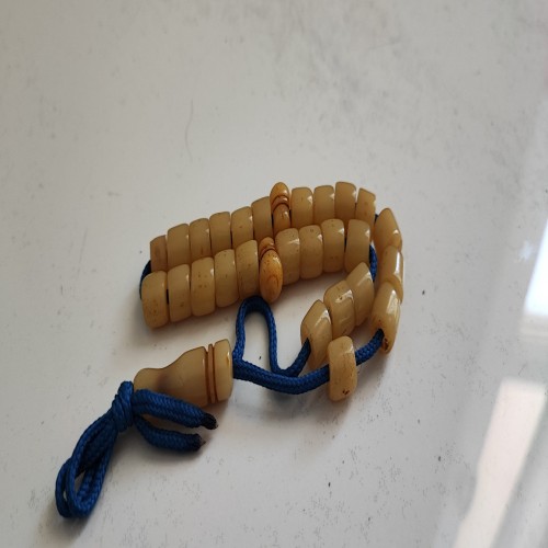 فروش تسبیح سندلوس استخوانی آلمانی با طراحی قدیمی و کلکسیونی