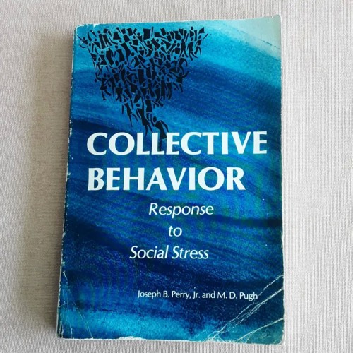 کتاب رفتار جمعی و استرس اجتماعی در انگلیسی