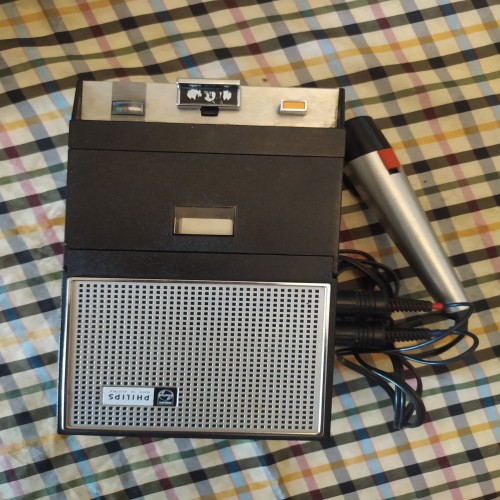 خبرنگاری فلیپس با میکروفون و کیف فابریک در حد نو