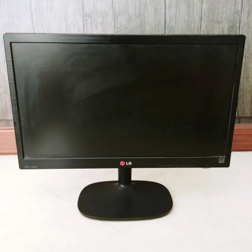 فروش مانیتور 19 اینچ LED LG با خطهای عمودی