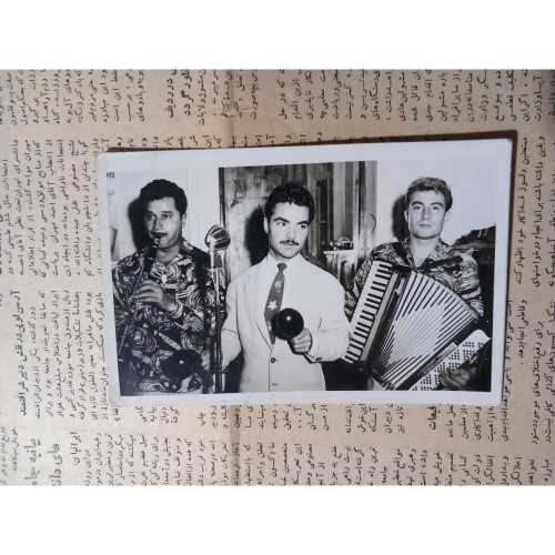 عکس سه مرد خواننده و نوازنده حرفه‌ای