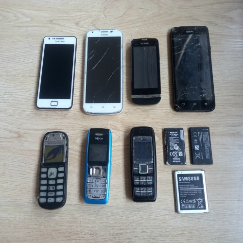 فروش گوشی‌های قدیمی معیوب و لوازم جانبی مجموعه