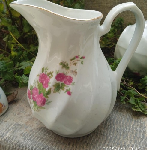 فروش پارچ آب گل سرخی نو با لب طلایی و ارتفاع مناسب