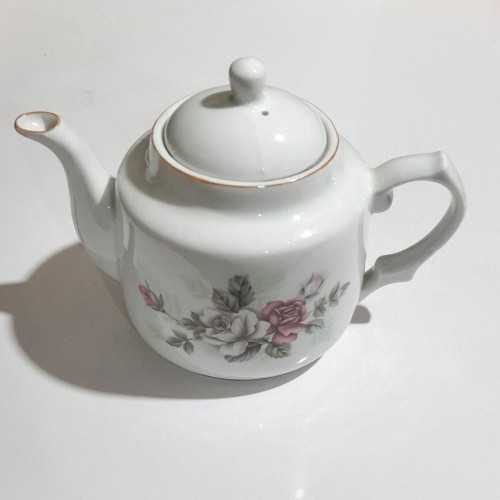 قوری چینی قدیمی با طراحی خاص و سالم