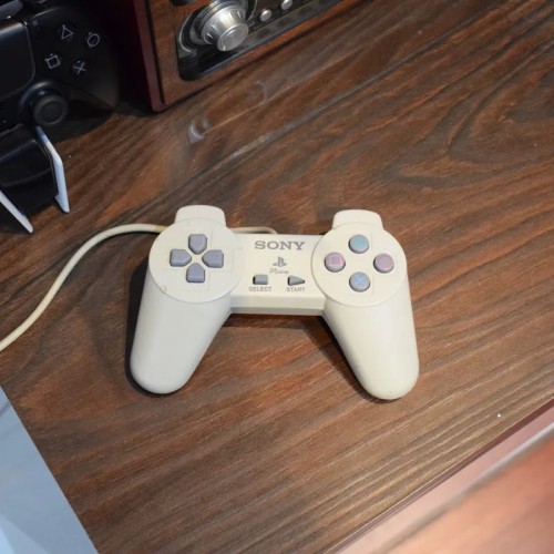 فروش دسته پلی استیشن 1 نو با خط و خش کم