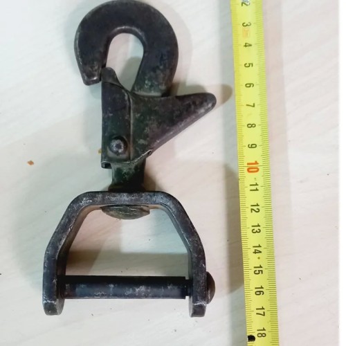 قلاب نظامی آمریکایی برای بکسل و بلند کردن بار