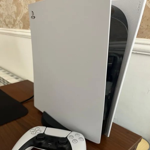 فروش پلی استیشن PS5 با کاور مشکی و دسته نو