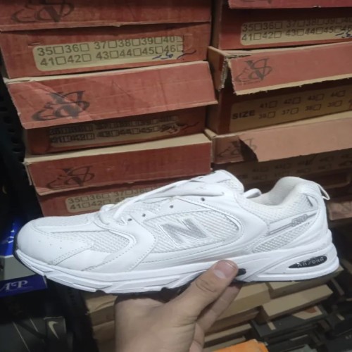 فروش نیوبالانس سفید در سایزهای 41 42 43 مناسب