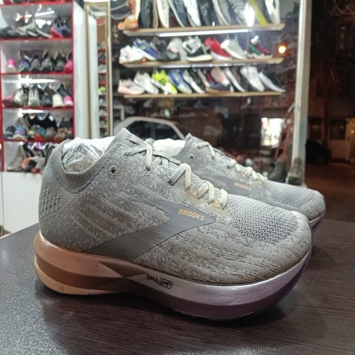 کتونی بروکس اورجینال با زیره منعطف و رنگ‌بندی خاص