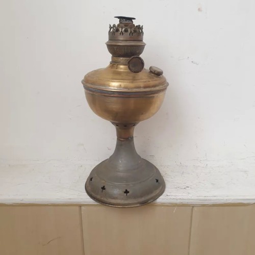 چراغ نفتی گردسوز قدیمی فیتیله دار با مخزن برنج و پایه آهنی