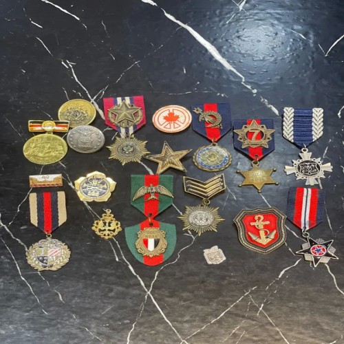 فروش ۱۸ عدد مدال و نشان قدیمی خارجی با قیمت مناسب