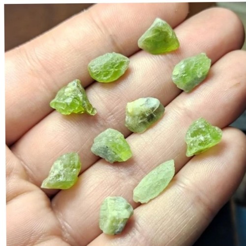 فروش 10 قطعه بلور سنگ زبرجد درجه 1 پاکستانی طبیعی