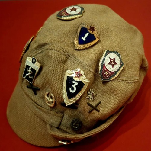 فروش کلاه نظامی شوروی با 25 مدال و آرم متصل