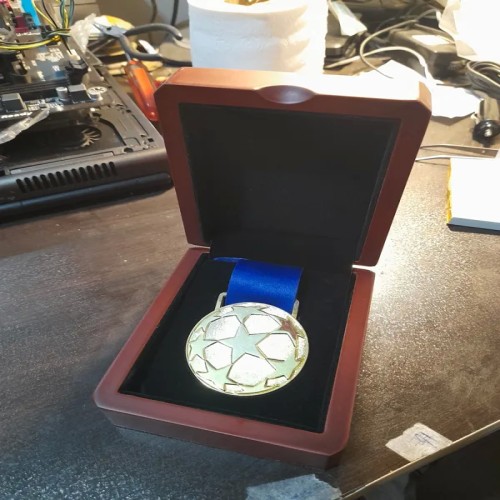 فروش مدال قهرمانی لیگ فوتبال اروپا 2019 با جعبه و گردنبند