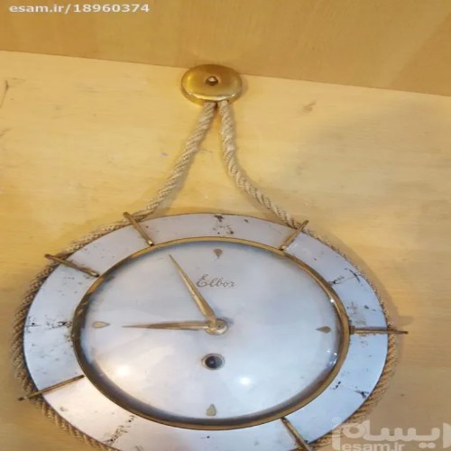 ساعت دیواری قدیمی فلزی با طراحی منحصر به فرد