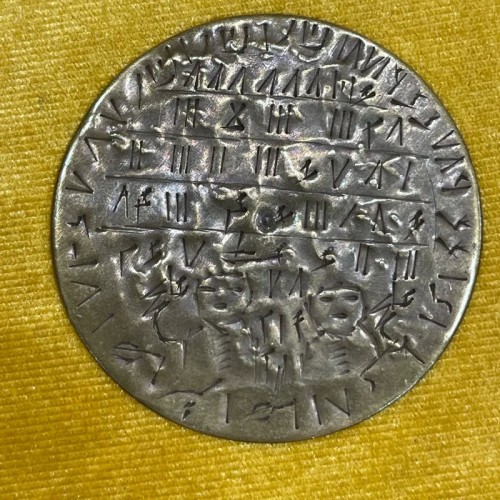 فروش نشان قدیمی برنجی با طراحی سنتی و اصیل