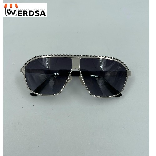 عینک آفتابی, عینک فلزی, فریم نقره‌ای, لنز دودی, محافظ UV400, طراحی مدرن, فریم لاکچری, عینک لوکس, فریم براق, استایل رسمی, عینک فشن, طراحی خلبانی,street fashion