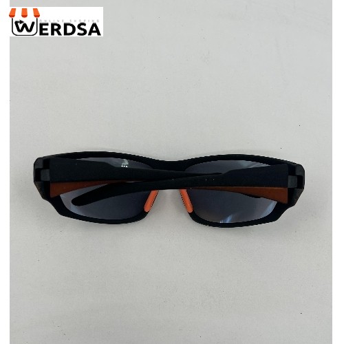 عینک آفتابی اسپرت Adriano با فریم مشکی و لنز آبی آینه‌ای