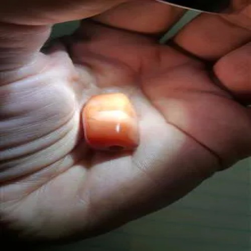 فروش عقیق سوراخ دار کهنه و قدیمی طول سه سانتی متر