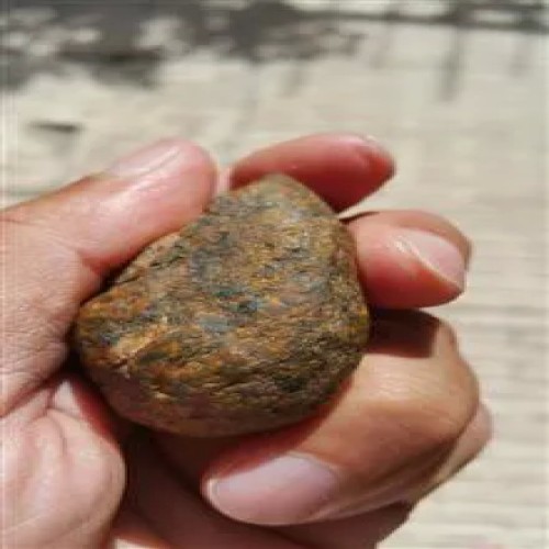 خرید سنگ آهن دار مشکوک به شهابسنگ به وزن 80 گرم وردسا