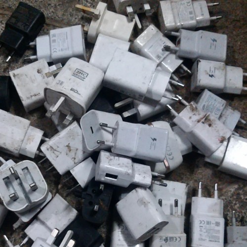 فروش 100 عدد شارژر معیوب درهم با قیمت مناسب