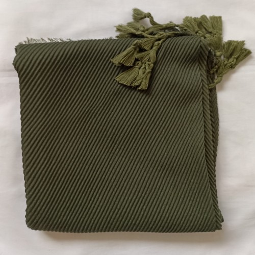 خرید شال برشکا رنگ نظامی منگوله دار وردسا با سایز مناسب