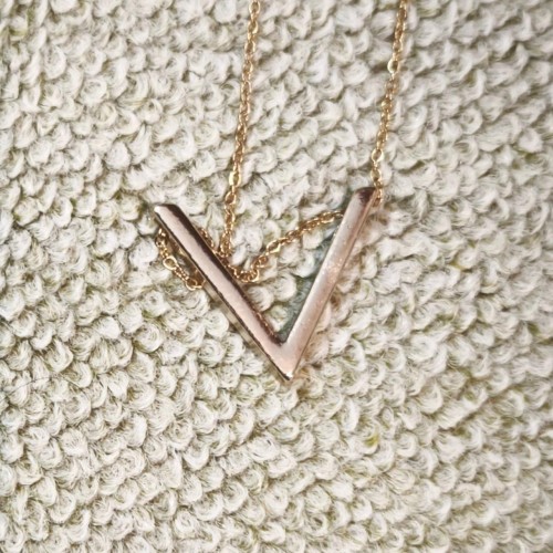 گردنبند و گوشواره حرف V استیل با طراحی زیبا