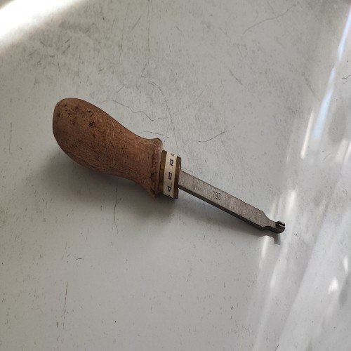 فروش ابزار قدیمی بکر و بی‌نقص با طول ۱۹.۵ سانتیمتر