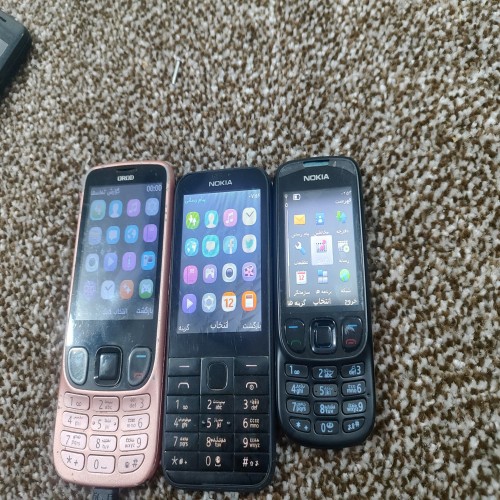 گوشی نوکیا قدیمی و قطعات یدکی در حالت تست شده