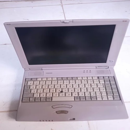 فروش لپ‌تاپ Toshiba 300CDS با صفحه‌نمایش کمرنگ و سالم