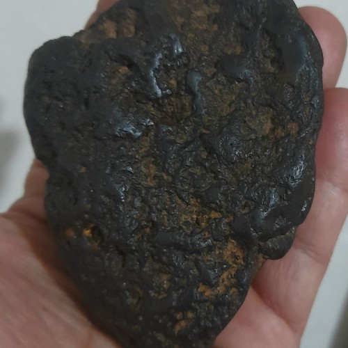 سنگ مشکوک به شهاب سنگ با چگالی بالا و سوختگی مشخص