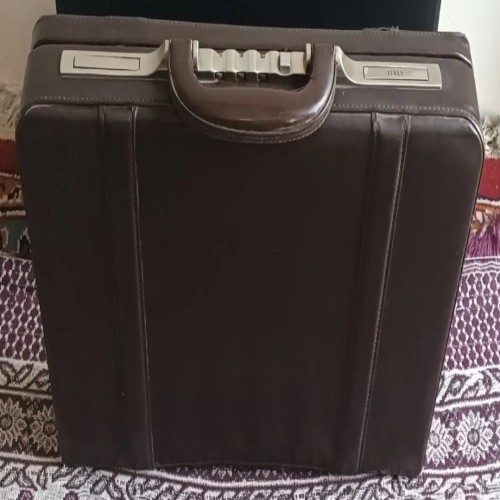 فروش کیف سامسونت چرم صنعتی با قفل رمزی سالم