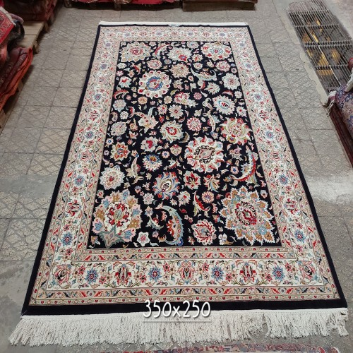 فرش دستبافت کرک قم مشکی با طرح افشان گل شاه عباسی