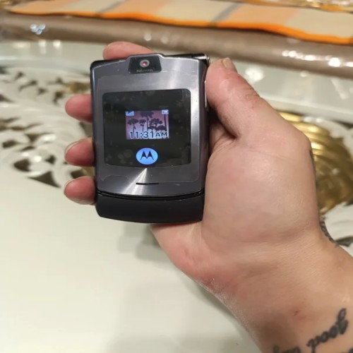 فروش شاهکار موتورولا V3i فابریک و بی‌نظیر