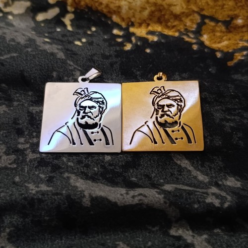 گردنبند استیل فردوسی با طراحی زیبا و رنگ‌های طلایی و نقره‌ای