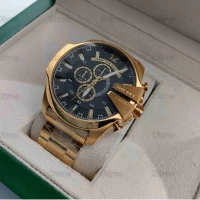 ساعت دیزل طلایی با صفحه مشکی و طراحی خاص