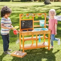 آشپزخانه چوبی و میز باغبانی کودک با طراحی زیبا