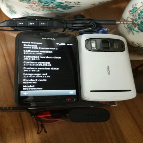فروش نوکیا 808 پیور ویو سالم و کمیاب با لوازم جانبی
