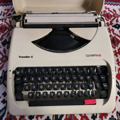 فروش ماشین تایپ المپیا لاتین کوچک و خاص با کیف زیبا