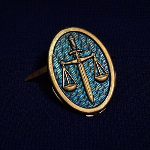 فروش نشان قدیمی پلاک روی کلاه مربوط به دادگستری پهلوی