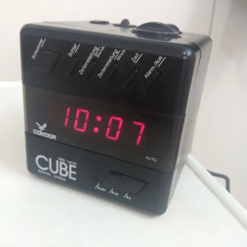 فروش رادیو ساعت قدیمی برقی با دو موج و کارایی کامل