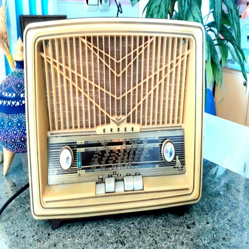 فروش رادیو نفتی برقی سالم با صدای واضح و عالی