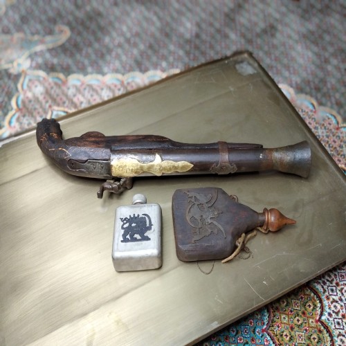 فروش تپانچه شیپوری مهردار با باروت دان و روغندان قدیمی