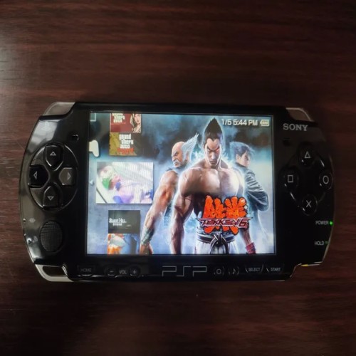 فروش کنسول PSP2000 فول گیم با باتری نو و حافظه 8 گیگ