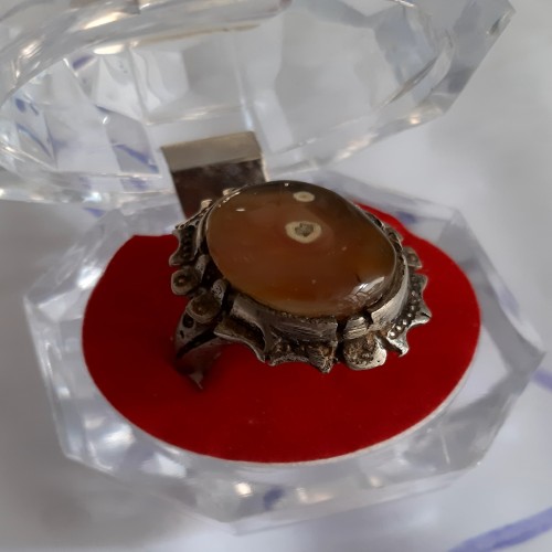 انگشتر عقیق چشمی نقره قدیمی با طرح خاص و زیبا